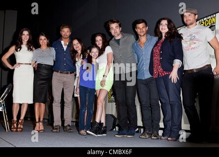 Ashley Greene, Nikki Reed e Kellan Lutz, Elizabeth Reaser, Mackenzie Foy, Kristen Stewart e Robert Patterson, Taylor Lautner, Stephenie Meyer, Peter Facinelli all'interno di The Twilight Saga: ROTTURA DELL'ALBA - Parte 2 pannello all'Comico-Imbroglione 2012, San Diego Convention Center, San Diego, CA Luglio 12, 2012. Foto di: Emiley Schweich/Everett Collection Foto Stock