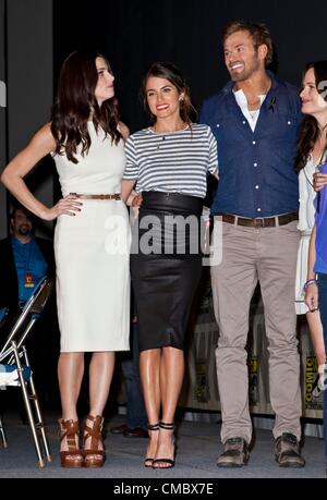 Ashley Greene, Nikki Reed e Kellan Lutz all'interno di The Twilight Saga: ROTTURA DELL'ALBA - Parte 2 pannello all'Comico-Imbroglione 2012, San Diego Convention Center, San Diego, CA Luglio 12, 2012. Foto di: Emiley Schweich/Everett Collection Foto Stock