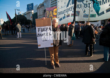 Luglio 13, 2012 - Buenos Aires, Buenos Aires, Argentina - un dimostrante detiene una lettura del segno ''Barrick, out now!" durante una manifestazione di protesta contro la fossa aperta mining detenute da ambientali e le organizzazioni sociali che si è bloccato in Corrientes Avenue, nel centro di Buenos Aires. (Credito Immagine: © Patricio Murphy/ZUMAPRESS.com) Foto Stock