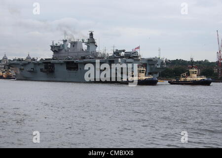 Venerdì 13 Luglio 2012 Olimpiadi di funzionamento, HMS Ocean prende il suo posto sul Fiume Tamigi in preparazione per Londra 2012 Giochi Olimpici operazione di sicurezza. Foto Stock