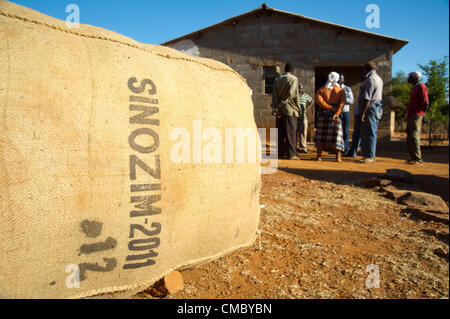 Giugno 20, 2012 - Villaggio Machipisa 29 (villaggio, dello Zimbabwe - Giugno 20, 2012, Sanyati, dello Zimbabwe - come i coltivatori di cotone, i 17 membri dell'Kupfuma Ishungu risparmio e prestito interno comunità (SILC) in Machipisa, Zimbabwe soffrono attualmente depresso dei prezzi del cotone. Utilizzando i loro risparmi riunito il gruppo ha acquistato un grano mulino di macinazione nel 2012 per portare in reddito dalla macinazione di grano in farina. CRS ha iniziato il gruppo attraverso l'agenzia partner Caritas Zimbabwe come parte dell'Enhanced Acqua Rurale misure sanitarie e igieniche (ER LAVAGGIO) progetto, attraverso cui CRS e Caritas stanno lavorando insieme per incrementato Foto Stock