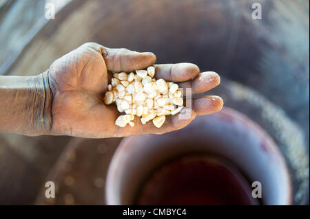 Giugno 20, 2012 - Villaggio Machipisa 29 (villaggio, dello Zimbabwe - Giugno 20, 2012, Sanyati, dello Zimbabwe - utilizzando un mulino di macinazione acquistati con i loro risparmi collettivi, 17 membri dell'Kupfuma Ishungu risparmio e prestito interno comunità (SILC) gruppo in Machipisa, Zimbabwe, smerigliare il mais in farina per $ 1 per la benna. Lavorando attraverso l'agenzia partner della Caritas dello Zimbabwe, CRS ha iniziato il gruppo nel Marzo 2012 attraverso il potenziato Acqua Rurale misure sanitarie e igieniche (ER LAVAGGIO) progetto. (Credito Immagine: © David Snyder/ZUMAPRESS.com) Foto Stock