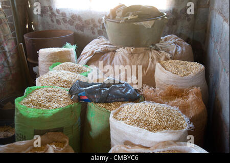 Giugno 20, 2012 - Villaggio Machipisa 29 (villaggio, dello Zimbabwe - Giugno 20, 2012, Sanyati, dello Zimbabwe - a grani accettato come mezzo di pagamento da parte dei membri della Kupfuma Ishungu risparmio e prestito interno comunità (SILC) gruppo in uno spazio di archiviazione in Machipisa, Zimbabwe, poiché l'acquisto di un mulino di macinazione nel marzo 2012, il gruppo ha raccolto più di tre tonnellate di grano come pagamento, che sono in grado di vendere da utilizzare come denaro contante per piccoli prestiti. Lavorando attraverso l'agenzia partner della Caritas dello Zimbabwe, CRS ha iniziato il gruppo nel Marzo 2012 attraverso il potenziato Acqua Rurale misure sanitarie e igieniche (ER LAVAGGIO) progetto - uno dei 40 SILC gruppo s Foto Stock