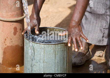 Giugno 21, 2012 - Villaggio lucrativa 2 (villaggio, dello Zimbabwe - Giugno 21, 2012, Makonde, dello Zimbabwe - un CRS beneficiario raccoglie acqua da un pozzo di trivellazione perforati dal CRS attraverso l'agenzia partner della Caritas dello Zimbabwe nel villaggio di Gainfull 2 nel Distretto Makonde dello Zimbabwe. CRS sta lavorando attraverso la Caritas Zimbabwe per implementare la Enhanced Acqua Rurale misure sanitarie e igieniche (ER LAVAGGIO) progetto, e questo è uno dei 78 fori di trivellazione perforati o riabilitato in tre distretti da 2010 a 2012. (Credito Immagine: © David Snyder/ZUMAPRESS.com) Foto Stock