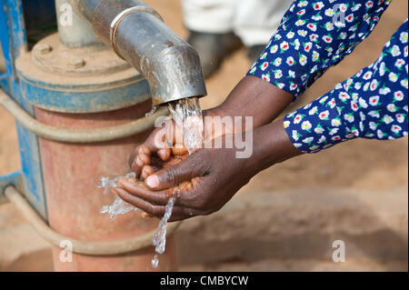 Giugno 21, 2012 - Villaggio lucrativa 2 (villaggio, dello Zimbabwe - Giugno 21, 2012, Makonde, dello Zimbabwe - Una donna beve acqua pulita, fresca da un foro praticato dal CRS attraverso l'agenzia partner della Caritas dello Zimbabwe nel villaggio di Gainfull 2 nel Distretto Makonde dello Zimbabwe. CRS trapanato il foro di trivellazione nel 2011, uno dei 22 forato o riabilitato in questo quartiere da soli attraverso la Caritas Zimbabwe come parte dell'Enhanced Acqua Rurale misure sanitarie e igieniche (ER LAVAGGIO) progetto. (Credito Immagine: © David Snyder/ZUMAPRESS.com) Foto Stock