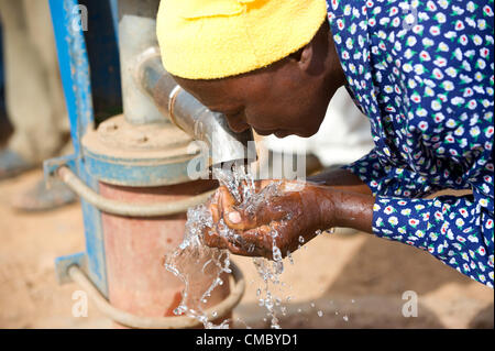 Giugno 21, 2012 - Villaggio lucrativa 2 (villaggio, dello Zimbabwe - Giugno 21, 2012, Makonde, dello Zimbabwe - Una donna beve acqua pulita, fresca da un foro praticato dal CRS attraverso l'agenzia partner della Caritas dello Zimbabwe nel villaggio di Gainfull 2 nel Distretto Makonde dello Zimbabwe. CRS trapanato il foro di trivellazione nel 2011, uno dei 22 forato o riabilitato in questo quartiere da soli attraverso la Caritas Zimbabwe come parte dell'Enhanced Acqua Rurale misure sanitarie e igieniche (ER LAVAGGIO) progetto. (Credito Immagine: © David Snyder/ZUMAPRESS.com) Foto Stock