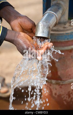 Giugno 21, 2012 - Villaggio lucrativa 2 (villaggio, dello Zimbabwe - Giugno 21, 2012, Makonde, dello Zimbabwe - acqua pulita, fresca fluisce da un foro praticato dal CRS attraverso l'agenzia partner della Caritas dello Zimbabwe nel quartiere Makonde dello Zimbabwe. CRS sta lavorando attraverso la Caritas Zimbabwe per implementare la Enhanced Acqua Rurale misure sanitarie e igieniche (ER LAVAGGIO) progetto, e questo è uno dei 78 fori di trivellazione perforati o riabilitato in tre distretti dal 2010 al 2012 - 22 di esse in questo quartiere da soli. (Credito Immagine: © David Snyder/ZUMAPRESS.com) Foto Stock