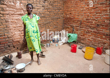 Giugno 21, 2012 - (lucrativa Village, dello Zimbabwe - Giugno 21, 2012, Makonde, dello Zimbabwe - Una donna cuochi in una fattoria abbandonata edificio nel villaggio di attivita, Zimbabwe, dove il CRS ha iniziato un risparmio e prestito interno comunità (SILC) come parte dell'Enhanced Acqua Rurale misure sanitarie e igieniche (ER LAVAGGIO) progetto. CRS sta lavorando attraverso la Caritas Zimbabwe per migliorare le condizioni di salute e di igiene in tre distretti dello Zimbabwe attraverso ER lavaggio, e risparmi sono visti come un elemento chiave di tale strategia. (Credito Immagine: © David Snyder/ZUMAPRESS.com) Foto Stock