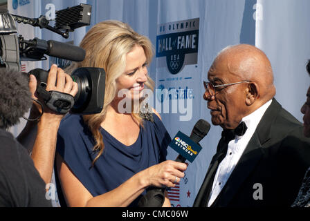 Alex Flanagan, sport reporter, colloqui con pulmann ed tempio prima che egli è ufficialmente introdotto negli Stati Uniti Olympic Hall of Fame. e era il capo allenatore per due squadre olimpiche (1960 e 1964. I suoi atleti in Track & Field ha vinto 23 medaglie olimpiche (13 oro, 6 argento e 4 di bronzo.) ha istruito per 44 anni presso Tennessee State University. dove ha supervisionato eccezionale Track & Field atleti compresi Wyomia Tyus, Wilma Rudolph e Willie bianco. Foto Stock