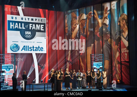 Luglio 13, 2012 - Chicago, Illinois, Stati Uniti - 2004 Donna Softball Team viene aspirata in Stati Uniti Olympic Hall of Fame durante il 2012 Cerimonia di induzione al Harris Theatre in Chicago. (Credito Immagine: © Karen I. Hirsch/ZUMAPRESS.com) Foto Stock