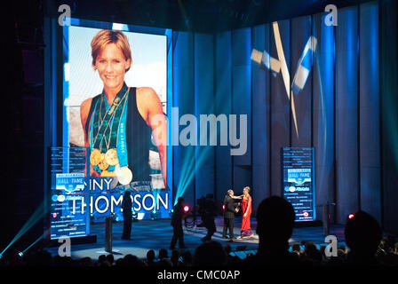 Luglio 13, 2012 - Chicago, Illinois, Stati Uniti - Nuotatore JENNY THOMPSON viene aspirata in Stati Uniti Olympic Hall of Fame durante il 2012 Cerimonia di induzione al Harris Theatre in Chicago. (Credito Immagine: © Karen I. Hirsch/ZUMAPRESS.com) Foto Stock