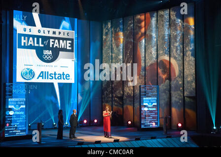 Luglio 13, 2012 - Chicago, Illinois, Stati Uniti - Nuotatore JENNY THOMPSON viene aspirata in Stati Uniti Olympic Hall of Fame durante il 2012 Cerimonia di induzione al Harris Theatre in Chicago. (Credito Immagine: © Karen I. Hirsch/ZUMAPRESS.com) Foto Stock