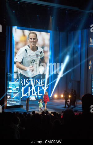 Luglio 13, 2012 - Chicago, Illinois, Stati Uniti - Soccer champion KRISTINE LILY viene aspirata in Stati Uniti Olympic Hall of Fame durante il 2012 Cerimonia di induzione al Harris Theatre in Chicago. (Credito Immagine: © Karen I. Hirsch/ZUMAPRESS.com) Foto Stock