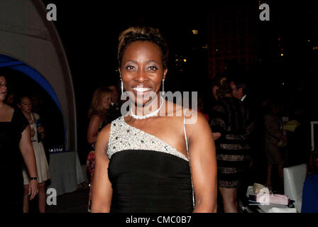 Luglio 13, 2012 - Chicago, Illinois, Stati Uniti - Atleta GAIL DEVERS viene aspirata in Stati Uniti Olympic Hall of Fame durante il 2012 Cerimonia di induzione al Harris Theatre in Chicago. (Credito Immagine: © Karen I. Hirsch/ZUMAPRESS.com) Foto Stock