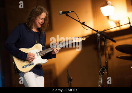 Luglio 13, 2012 - Las Palmas, Isole Canarie, Spagna - Robben Ford alla chitarra, da noi, sul palco con miglia di sorrisi. Durante il festival international canarias jazz & mas Heineken, in Plaza Sanata Ana, Las Palmas, Isole Canarie, venerdì 13 luglio 2012. Foto Stock