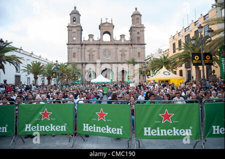 Luglio 13, 2012 - Las Palmas, Isole Canarie, Spagna - un pubblico durante il festival international canarias jazz & mas Heineken, in Plaza Santa Ana, Las Palmas, Isole Canarie, venerdì 13 luglio 2012. Torna il twin-turrito Santa Ana Cattedrale. Foto Stock