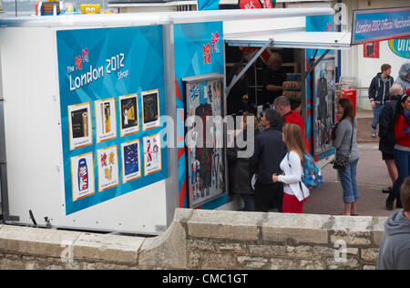 Bournemouth, Regno Unito venerdì 13 luglio 2012. Torcia Olimpica a Bournemouth, Regno Unito - acquisto merce olimpici di Londra 2012 shop a Bournemouth il venerdì sera Foto Stock