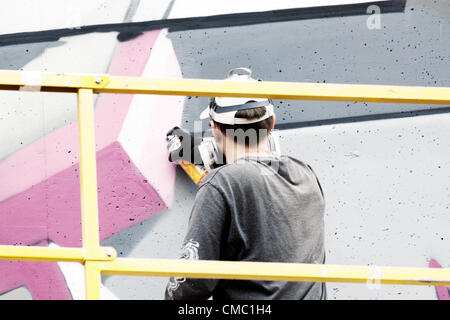 BOLOGNA, Italia - Lug 14: DAIM [Tedesco artista di strada - famoso in tutto il mondo], eseguire su un muro dipinto un murales nel progetto di frontiera, Graffiti arte a Bologna, Italia il Lug 14, 2012. Foto Stock