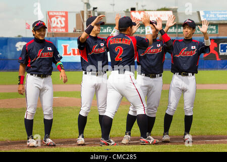 HAARLEM, PAESI BASSI, 14/07/2012. Akihiro Maekewa e i suoi compagni di squadra prima della partita contro gli USA a Haarlem Baseball Week 2012. Foto Stock