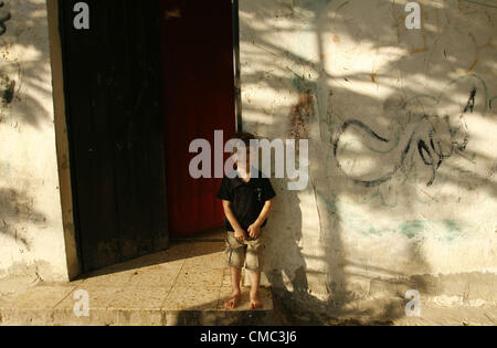 Luglio 14, 2012 - Rafah nella striscia di Gaza, Territori palestinesi - bambini palestinesi giocare al di fuori della loro casa in Rafah Refugee Camp nel sud della striscia di Gaza il 14 luglio 2012 (credito Immagine: © Eyad Al Baba APA/images/ZUMAPRESS.com) Foto Stock