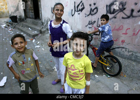 Luglio 14, 2012 - Rafah nella striscia di Gaza, Territori palestinesi - bambini palestinesi giocare al di fuori della loro casa in Rafah Refugee Camp nel sud della striscia di Gaza il 14 luglio 2012 (credito Immagine: © Eyad Al Baba APA/images/ZUMAPRESS.com) Foto Stock