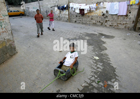 Luglio 14, 2012 - Rafah nella striscia di Gaza, Territori palestinesi - bambini palestinesi giocare al di fuori della loro casa in Rafah Refugee Camp nel sud della striscia di Gaza il 14 luglio 2012 (credito Immagine: © Eyad Al Baba APA/images/ZUMAPRESS.com) Foto Stock