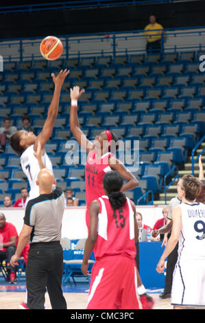 Sheffield, Regno Unito, 14 luglio 2012 Sandrine Gruda della Francia in bianco, e Luisa Tomas di Angola jumping al tip off una donna 2012 Olimpiadi Basket warm up corrisponda alla Motorpoint Arena di Sheffield. Ngiendula Filipe di Angola e Celine Dumerc di Francia sta guardando. Credito: Colin Edwards/Alamy Live News Foto Stock