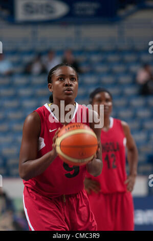 Sheffield, Regno Unito, 14 luglio 2012 Madalena Felix prendendo un tiro libero per l'Angola in una donna 2012 Olimpiadi Basket warm up match contro la Francia alla Motorpoint Arena di Sheffield. Il punteggio finale è stato Angola 51 Francia 79. Credito: Colin Edwards/Alamy Live News Foto Stock