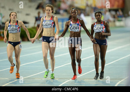 Barcellona, Spagna: sabato 14 luglio 2012, Sophie Papps, Rachel Johncock, Dina Asher-Smith e Desiree Henry di Gran Bretagna 4x100m staffetta attraversare la linea del traguardo insieme dopo il testimone lasciato cadere e non hanno finito la gara durante il giorno 5 della IAAF Junior World Championships alla Estadi Olimpic de Montjuic. Foto di Roger Sedres/ImageSA Foto Stock