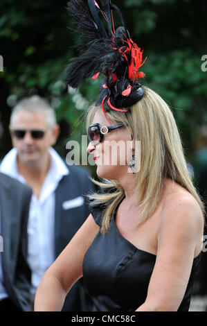 12.07.2012. Newmarket Racecourse, Newmarket, Suffolk, Inghilterra. Signore giorno a Newmarket come le signore dress up nel loro migliore al sole. Foto Stock