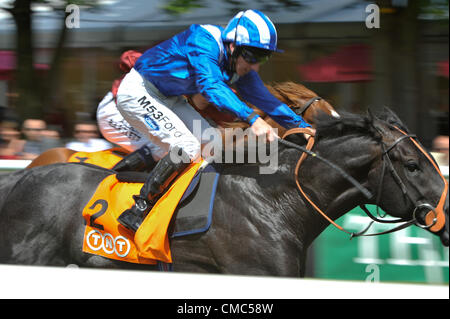 12.07.2012. Newmarket Racecourse, Newmarket, Suffolk, Inghilterra. Paolo Hanagan Alhebayeb equitazione conquistando la TNT luglio picchetti a Newmarket Foto Stock