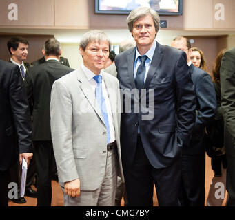 Luglio 16, 2012 - Bruxelles, BXL, Belgio - Agricoltura europea Il commissario Daci Ciolos (L) pone per la picturewith il ministro dell'agricoltura francese, Stephane Le Foll prima dell agricoltura del Consiglio dei ministri in sede UE a Bruxelles, in Belgio il 16.07.2012 da Wiktor Dabkowski (credito Immagine: © Wiktor Dabkowski/ZUMAPRESS.com) Foto Stock