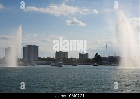 Migliaia di persone si riuniscono a Portsmouth per accogliere la fiaccola olimpica come attraversa il porto da Gosport sul Gosport Ferry e arriva a Historic Dockyard il giorno 58 della torcia Olimpica Foto Stock