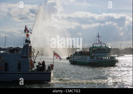 Migliaia di persone si riuniscono a Portsmouth per accogliere la fiaccola olimpica come attraversa il porto da Gosport sul Gosport Ferry e arriva a Historic Dockyard il giorno 58 della torcia Olimpica Foto Stock