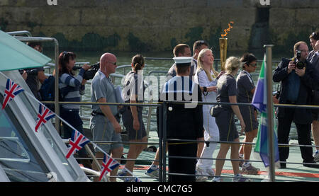 Migliaia di persone si riuniscono a Portsmouth per accogliere la fiaccola olimpica come attraversa il porto da Gosport sul Gosport Ferry e arriva a Historic Dockyard il giorno 58 della torcia Olimpica Foto Stock