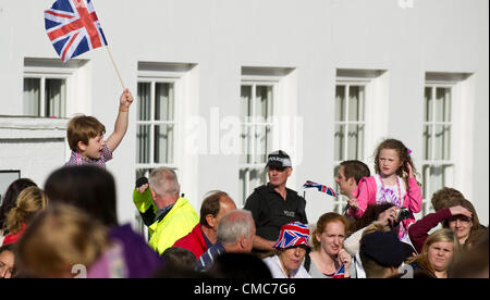 Migliaia di persone si riuniscono a Portsmouth per accogliere la fiaccola olimpica come attraversa il porto da Gosport sul Gosport Ferry e arriva a Historic Dockyard il giorno 58 della torcia Olimpica Foto Stock