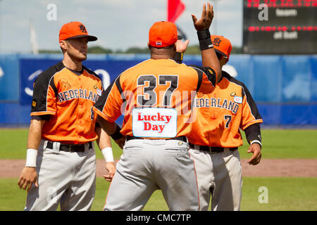 HAARLEM, PAESI BASSI, 15/07/2012. Outfielder Bryan Engelhardt del team Paesi Bassi saluta i suoi compagni di squadra a Haarlem Baseball Week 2012. Foto Stock