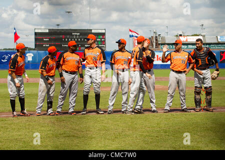 HAARLEM, PAESI BASSI, 15/07/2012. Infielder Stijn van der Meer di team Paesi Bassi saluta i membri del team a Haarlem Baseball Week 2012. Foto Stock