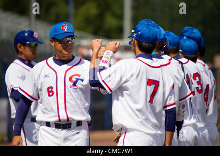 HAARLEM, PAESI BASSI, 15/07/2012. Il team manager Wei Chen Chen del team di Taipei cinese motiva il suo team a Haarlem Baseball Week 2012. Foto Stock