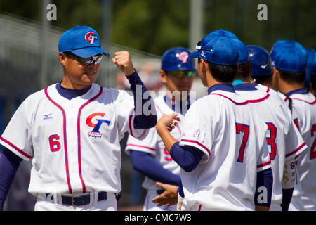 HAARLEM, PAESI BASSI, 15/07/2012. Il team manager Wei Chen Chen del team di Taipei cinese motiva il suo team a Haarlem Baseball Week 2012. Foto Stock