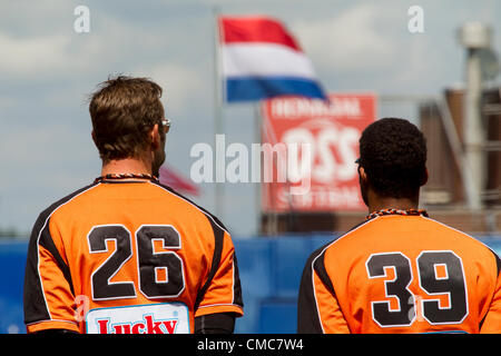 HAARLEM, PAESI BASSI, 15/07/2012. Outfielders Bas de Jong (sinistra) e Wesley Connor (destra) del team Paesi Bassi ascoltare l'inno al baseball di Haarlem Week 2012. Foto Stock