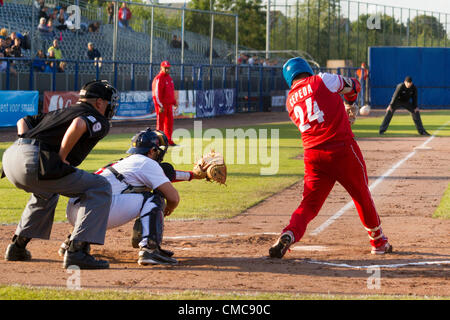 HAARLEM, PAESI BASSI, 15/07/2012. Outfielder Frederich Cepeda (destra, Cuba) a bat e il catcher Colton Plaia (centro, USA) a Haarlem Baseball Week 2012. Foto Stock