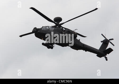 15.07.2012. Aeroporto di Farnborough, Hampshire, Inghilterra. Il Farnborough International Airshow 2012 Army Air Corp Boeing-Westland WAH-64 Longbow Apache . L'esibizione aerea è di sette giorni di fiera internazionale per l'industria aerospaziale visitato da centinaia di migliaia di appassionati di aeronautica. Foto Stock