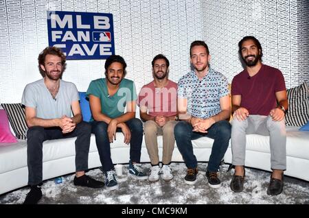 Giacobbe Tilly, Sameer Gadhia, Eric Cannata, Francois Comtois, Payam Doostzadeh nel-l'aspetto del negozio per i giovani il gigante apparizione alla MLB Grotta della ventola, MLB Grotta della ventola, New York, NY Luglio 16, 2012. Foto di: Derek Storm/Everett Collection Foto Stock