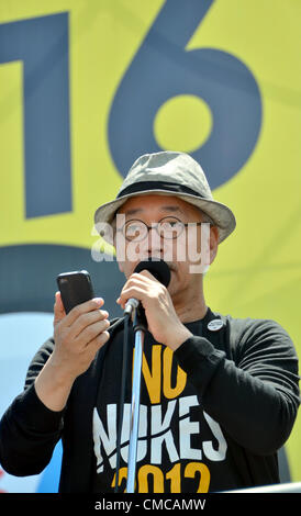 Luglio 16, 2012, Tokyo, Giappone - Ryuichi Sakamoto, il Giappone del rinomato musicista e compositore, indirizzi a proteste di massa al rally Tokyos Yoyogi Park il lunedì, 16 luglio 2012. Più di 170.000 cittadini si è rivelata nel rally in la torrida estate calore, esigente il governo giapponese a porre un termine alla countys centrali nucleari. (Foto di Natsuki Sakai/AFLO) Foto Stock