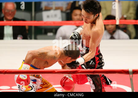 (L a R) Sonny Boy Jaro (PHI), Toshiyuki Igarashi (JPN), 16 Luglio 2012 - Pugilato : Toshiyuki Igarashi del Giappone urta contro Sonny Boy Jaro delle Filippine durante la WBC peso mosca titolo bout a Kasukabe Winghat, Saitama, Giappone. Toshiyuki Igarashi del Giappone ha vinto la lotta su punti dopo il dodicesimo round. (Foto di Yusuke Nakanishi/AFLO SPORT) [1090] Foto Stock