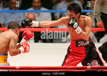 (L a R) Sonny Boy Jaro (PHI), Toshiyuki Igarashi (JPN), 16 Luglio 2012 - Pugilato : Toshiyuki Igarashi del Giappone in azione contro Sonny Boy Jaro delle Filippine durante la WBC peso mosca titolo bout a Kasukabe Winghat, Saitama, Giappone. Toshiyuki Igarashi del Giappone ha vinto la lotta su punti dopo il dodicesimo round. (Foto di Yusuke Nakanishi/AFLO SPORT) [1090] Foto Stock