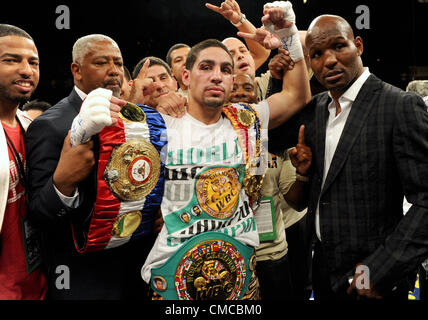 Danny Garcia (USA), 14 luglio 2012 - Pugilato : Danny Garcia di negli Stati Uniti celebra il suo campione cinghie dopo aver vinto il WBC e WBA super leggero titoli bout al Mandalay Bay Events Centre di Las Vegas, Nevada, Stati Uniti. (Foto di Naoki Fukuda/AFLO) Foto Stock