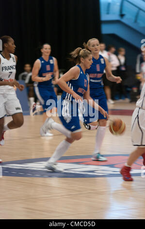 Sheffield, Regno Unito, 15 luglio 2012 Jo Leedham di Gran Bretagna dribbling il basket contro la Francia nel loro donna Olympic 2012 warm up corrisponda al Ponds Forge. Credito: Colin Edwards/Alamy Live News Foto Stock