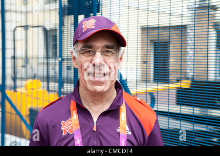 London, Regno Unito - 17 luglio 2012. Olympic volontario, Geoff da Londra, sul suo primo giorno di lavoro. Nella foto appena fuori Londra 2012 Olympic Beach Volley venue, la Sfilata delle Guardie a Cavallo. Foto Stock